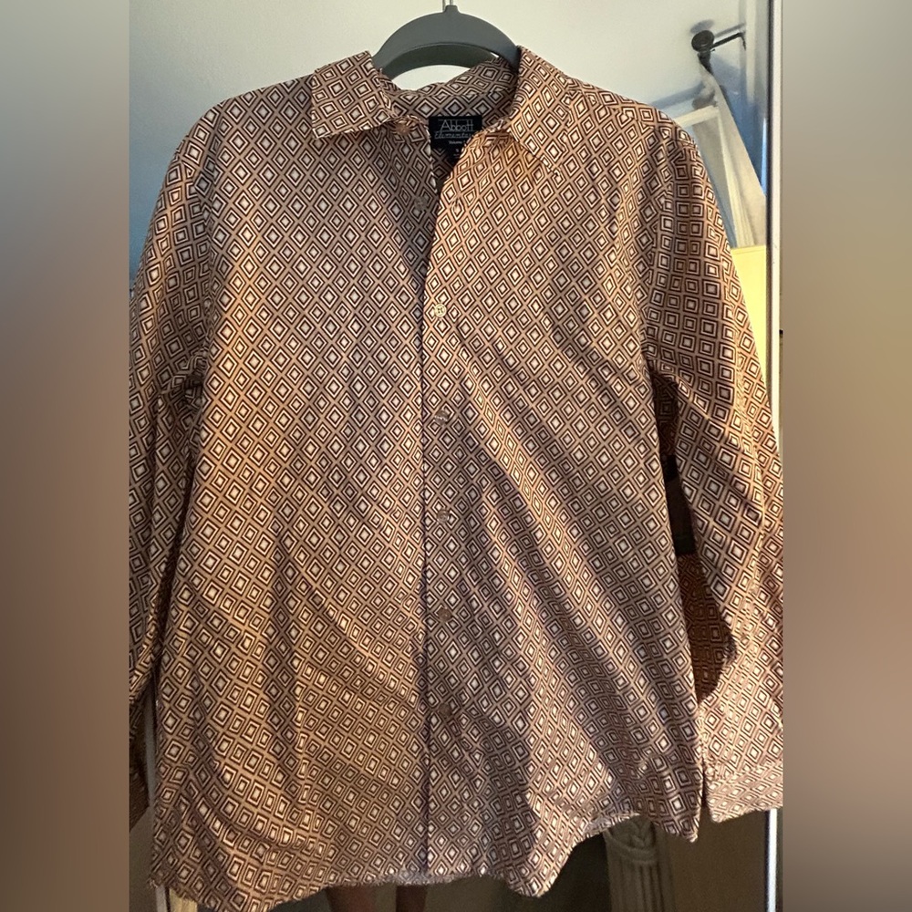 NEW Abbott Elementary Men’s Beige Diamond Button Down Shirt S $54